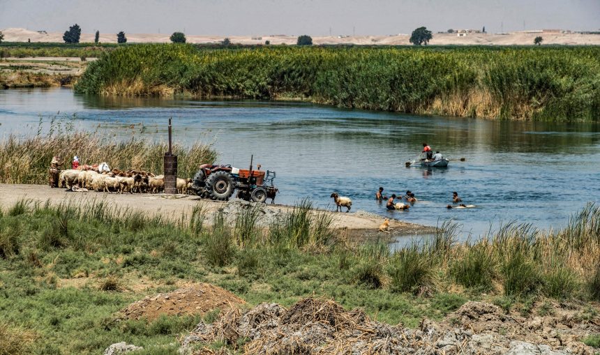 نهر الفرات يلفظ أنفاسه.. من ينقذ شريان الحياة في سوريا والمنطقة؟!