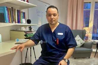 نضال الحاج مصطفى: طبيب سوري يبني جسور الطب بين السويد والرقة