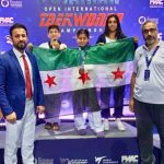 في خطوة تعكس التقدير الدولي للكفاءات السورية، تلقى الحكم الدولي عبد الواحد غزالة دعوة رسمية من الاتحاد الدولي للتايكواندو للمشاركة في تحكيم منافسات بطولة العالم للناشئين المقبلة في الفجيرة. هذا التكريم يأتي تتويجاً لمسيرة حافلة في التحكيم الدولي، ويعكس الثقة المتزايدة بالخبرات السورية في هذه الرياضة. لم تكن هذه الدعوة سوى حلقة في سلسلة الإنجازات التي تحققها سوريا في رياضة التايكواندو، حيث سبق أن أحرز اللاعبان محمد خالد ديركي وجوليا ديركي ميداليتين برونزيتين في بطولة الفجيرة الدولية المصنفة G2 التي أقيمت في فبراير الماضي. وفي حديث خاص مع وكالة الأنباء السورية (سانا)، كشف رئيس الاتحاد السوري للتايكواندو شريف ديركي عن التحضيرات الجارية لاستضافة بطولة دمشق المفتوحة المقررة في أغسطس القادم. وأوضح أن هذه البطولة المصنفة دولياً ستكون مؤهلة لأولمبياد لوس أنجلوس 2028، ومن المتوقع أن تشهد مشاركة واسعة من لاعبين عرب ودوليين. ولضمان نجاح البطولة، تعمل الجهات المعنية على عدة محاور، منها رفع مستوى التنظيم بالتعاون بين وزارة الرياضة والشباب واللجنة الأولمبية السورية، بالإضافة إلى استكمال تجهيزات الأكاديمية الوطنية للتايكواندو في دمشق لتكون منصة تدريبية متكاملة للمنتخبات الوطنية. وفي سياق متصل، تواصل سوريا توسيع نفوذها في الألعاب القتالية، حيث نجحت مؤخراً في الحصول على عضوية المكتب التنفيذي للاتحاد العربي للكيك بوكسينغ خلال الانتخابات التي جرت في ليبيا نيسان الماضي. وقد مثل سوريا في هذه الانتخابات رئيس الاتحاد السوري للكيك بوكسينغ والمواي تاي والقتال المختلط سارية الجزائري، الذي أكد أن هذه العضوية ستفتح آفاقاً جديدة للرياضة السورية على المستويين العربي والدولي. وفي إطار النهوض الشامل بالرياضات القتالية، شهدت صالة الجلاء الرياضية بدمشق مطلع مايو الجاري انطلاق بطولة الجمهورية للكاراتيه، التي ضمت منافسات القتال والكاتا للشباب من الجنسين، في خطوة تهدف إلى اكتشاف المواهب الجديدة وإعدادها للمنافسات الإقليمية والدولية. هذه الإنجازات المتتالية تترجم الجهود الحثيثة التي تبذلها سوريا لإعادة الرياضة الوطنية إلى الواجهة الدولية، وتؤكد قدرة المؤسسات الرياضية السورية على تجاوز التحديات وبناء مستقبل رياضي مشرق.
