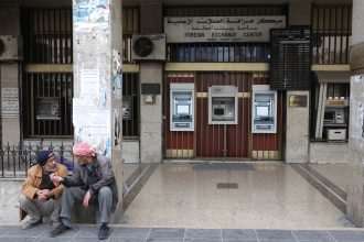 هل تنقذ المنحة القطرية موظفي سوريا من شبح الفقر؟