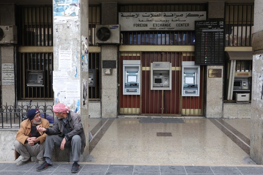 هل تنقذ المنحة القطرية موظفي سوريا من شبح الفقر؟